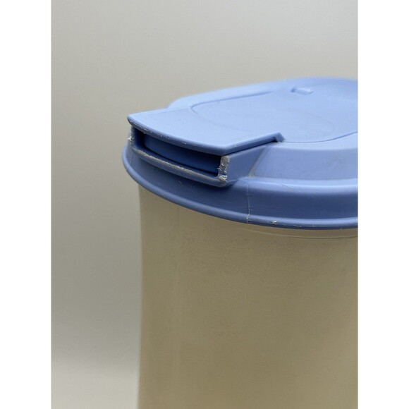 Tupperware Slim Line 2 Quart Pitcher 2009C-1 W/ Blue Flip Top Lid 2010B-1 USA - Picture 3 of 5